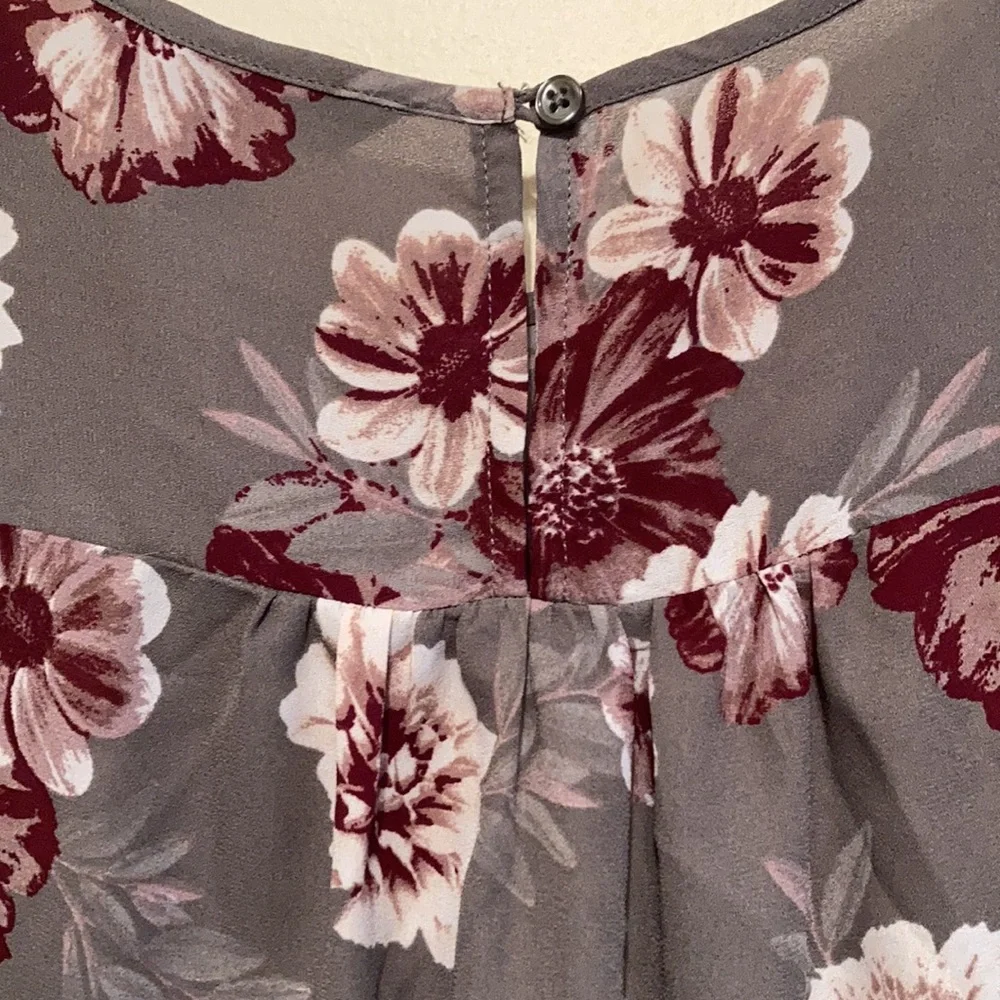Banana Republic Gray Floral Short Sleeve Blouse with Burgundy Flowers - Picture 6 of 7